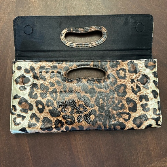New with tags Le Chateau patent Leopard print Clutch - Picture 2 of 5